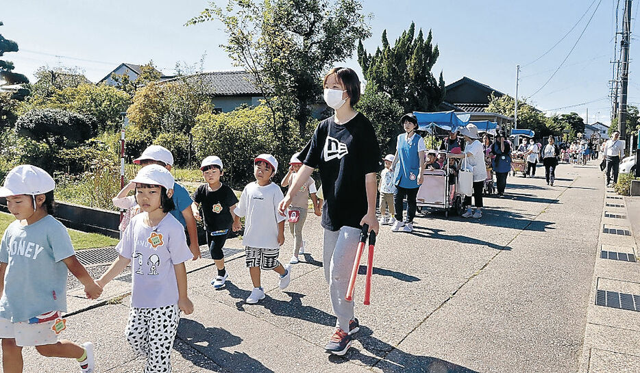 新庄小へ避難する園児＝富山市新庄町