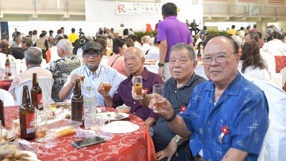 右手前が高安さん。ボリビアからブラジルに一移住したいつも一緒の仲間と70周年を祝した