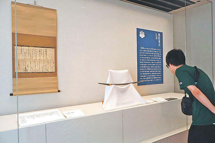 豊臣秀吉が京都の愛宕神社に奉納したと伝わる太刀を眺める来場者=秋水美術館