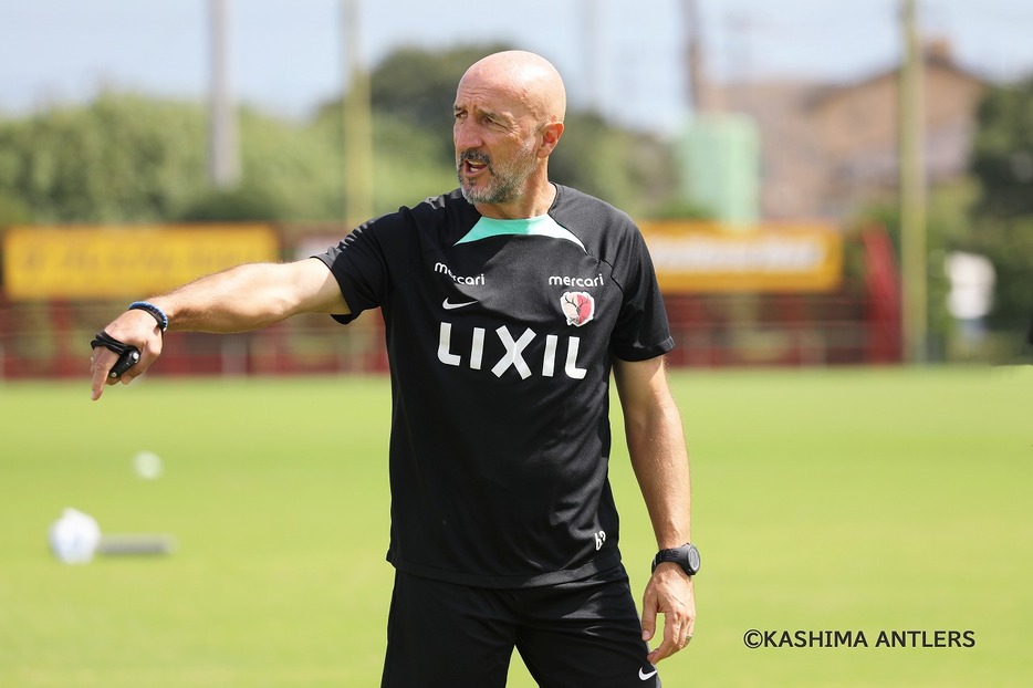 鹿島アントラーズのトレーニングを行なうランコ・ポポヴィッチ監督（写真◎KASHIMA ANTLERS）