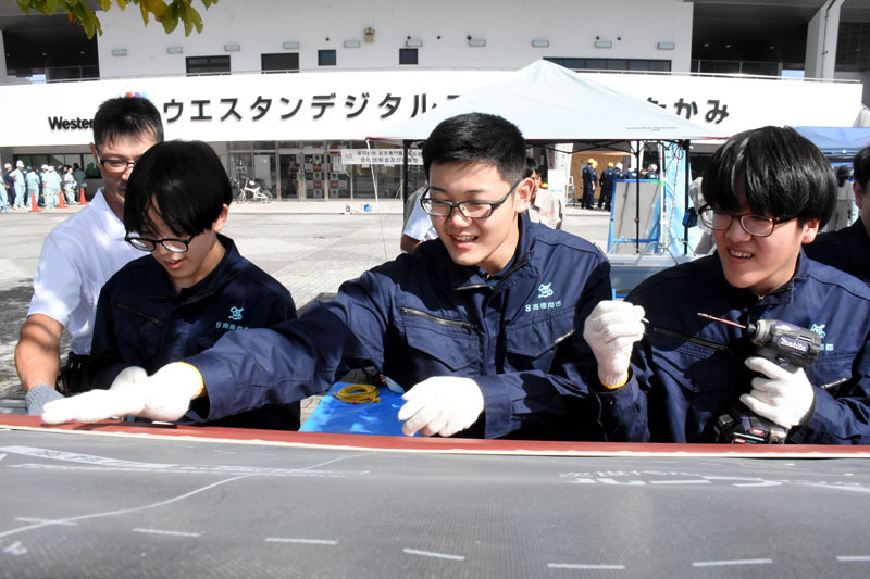 協同組合岩手専門職人育成会の職業体験でビス打ちなどに挑戦する高校生たち