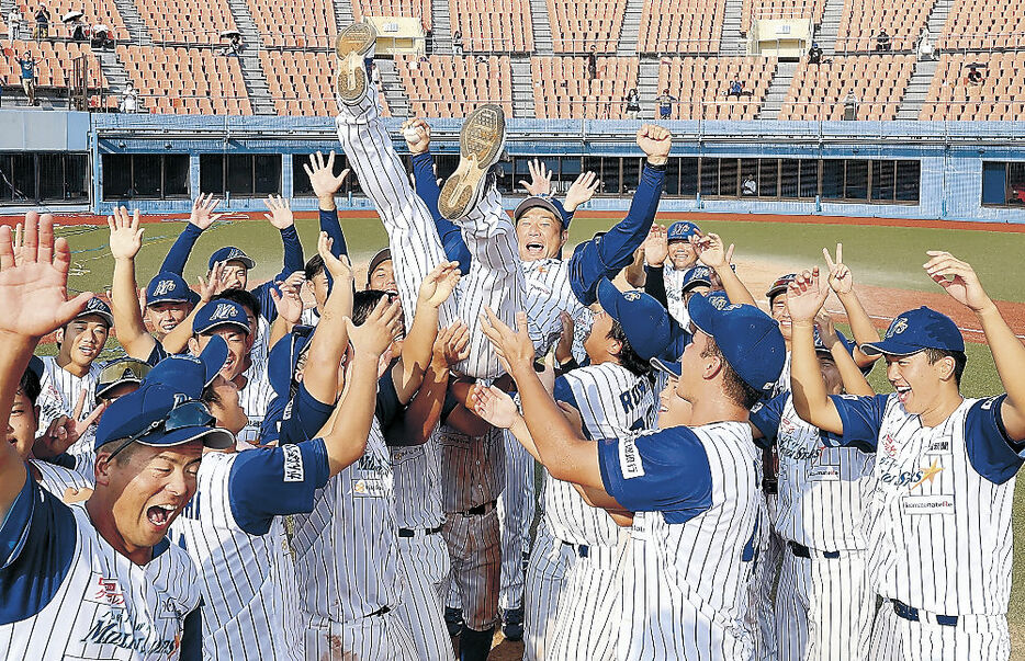 リーグ優勝を決めて、岡﨑監督を胴上げする石川ミリオンスターズの選手＝金沢市民野球場