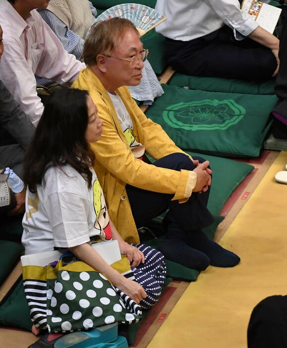 　観戦する高須院長（右）と西原理恵子氏（撮影・持木克友）