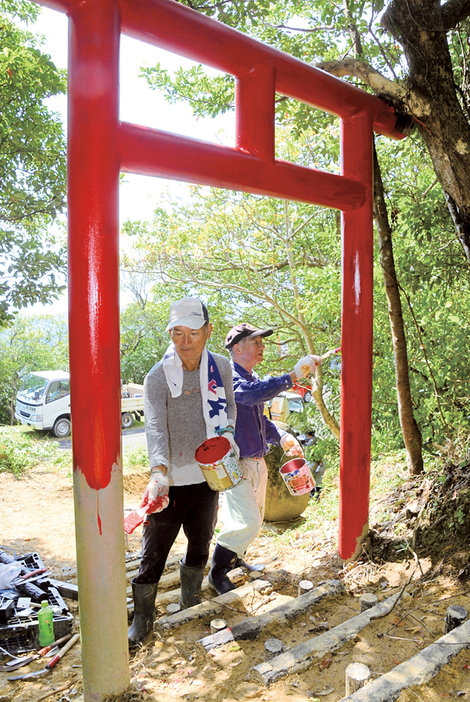 公園化に向け、アマンデー参拝所の入り口周辺の整備を行う地域住民ら＝27日、鹿児島県奄美市笠利町