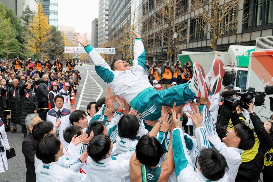 第100回東京箱根間往復大学駅伝で、胴上げされる原晋監督 【写真：共同通信】