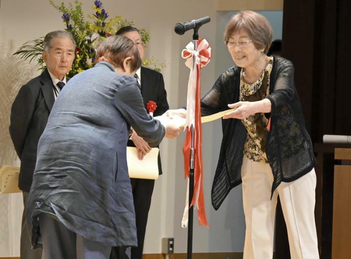 特選の表彰を受ける岡田よりこさん（右）＝22日午前、松山市道後公園