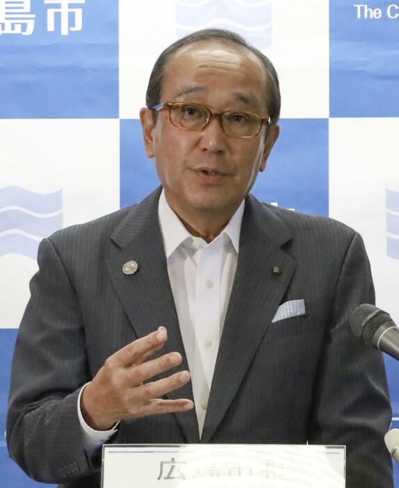 広島市役所で記者会見する松井一実市長＝30日午後