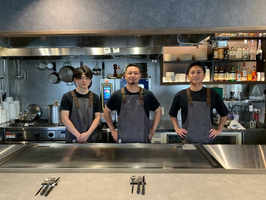 「kitchenさざん」店長の菅野勇馬さん（中央）、社長の奥山大輝さん（右）、スタッフ