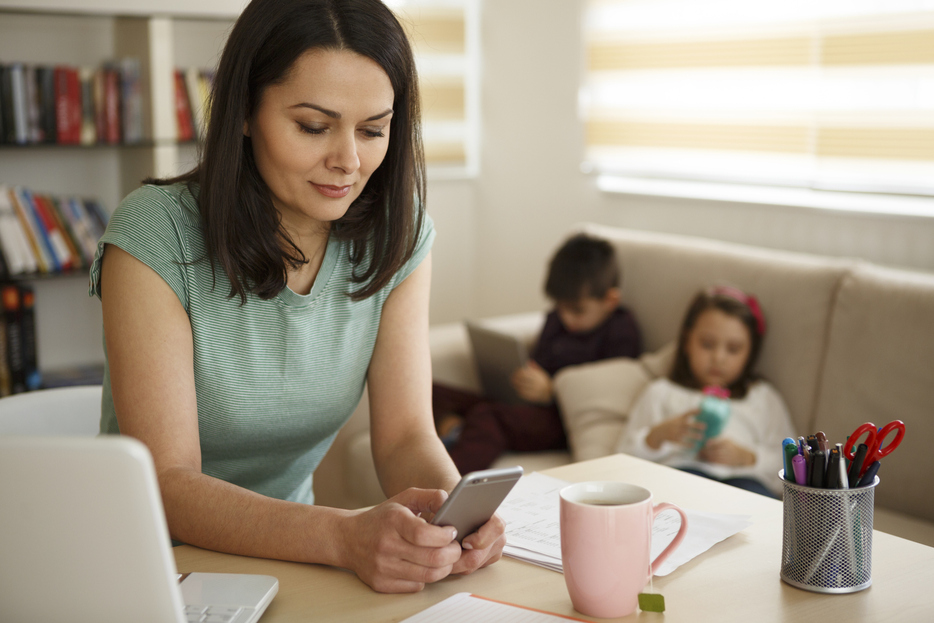 スマホは、そこにあれば触ってしまう厄介なもの。なら、子供が寝た後に触る！など自分でルールを設けるのが賢い策。