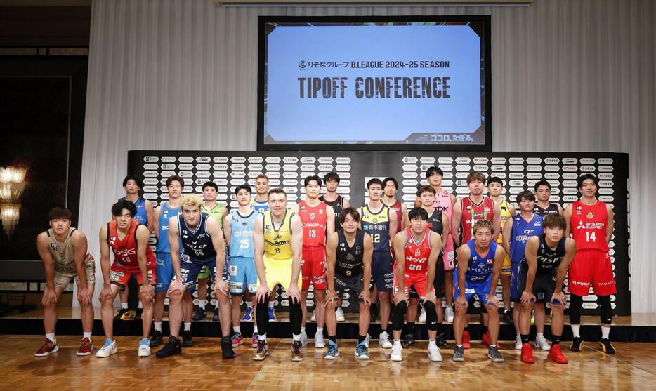 バスケBリーグ開幕前に記者会見を行い、写真に納まる選手ら＝24日午後、東京都内のホテル