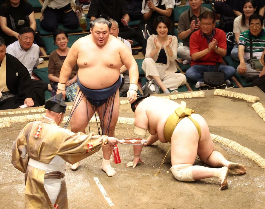 　輝（右）を破り初勝利の玉鷲