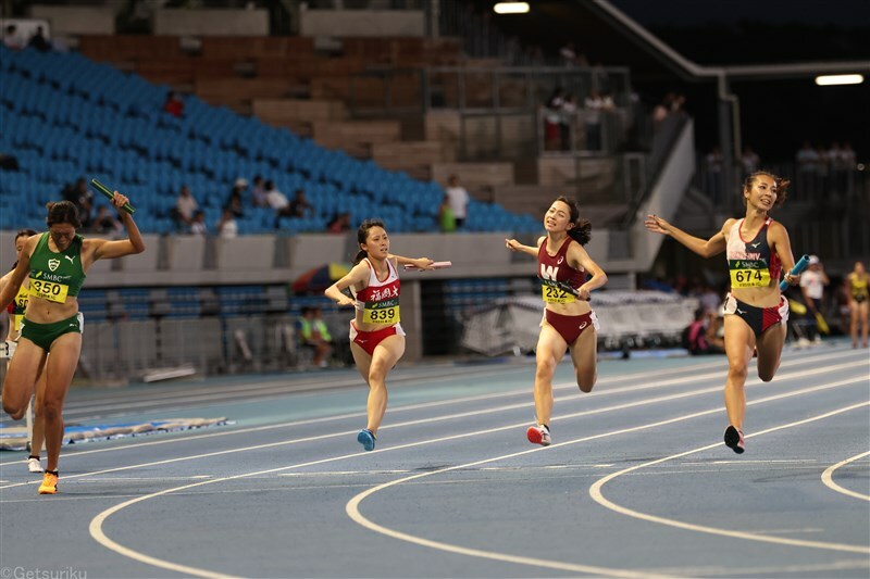 日本インカレ女子4×100mRで2連覇を飾った甲南大（左／岡根和奏）