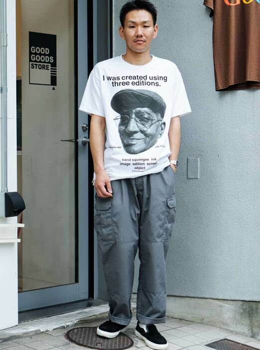 Tシャツ＝グッドグッズストア　パンツ＝古着　シューズ＝ヴァンズ　腕時計＝カシオ　ネックレス＝ヴィンテージ　靴下＝ロスターソックス