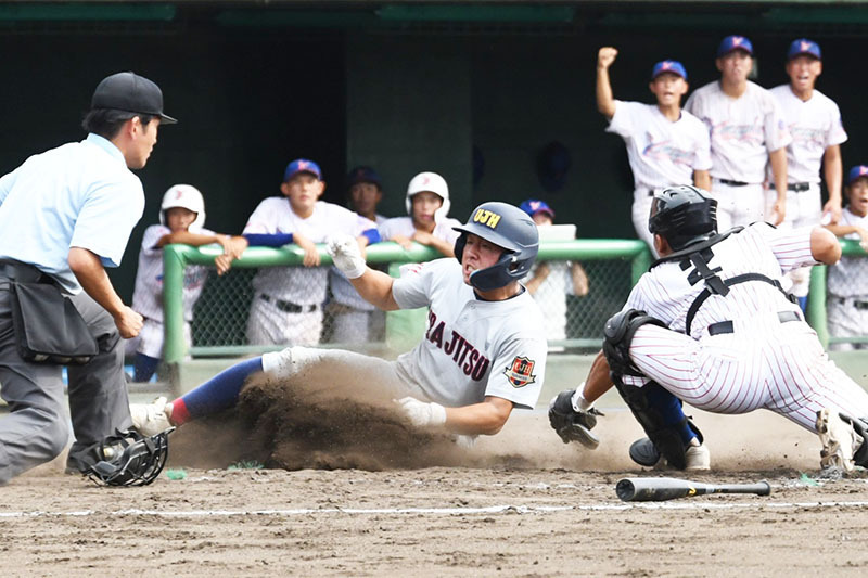 浦和実―山村学園　2回裏浦和実1死一、三塁、深谷のスクイズ（記録は野選）で三塁走者野本が生還する。捕手三木