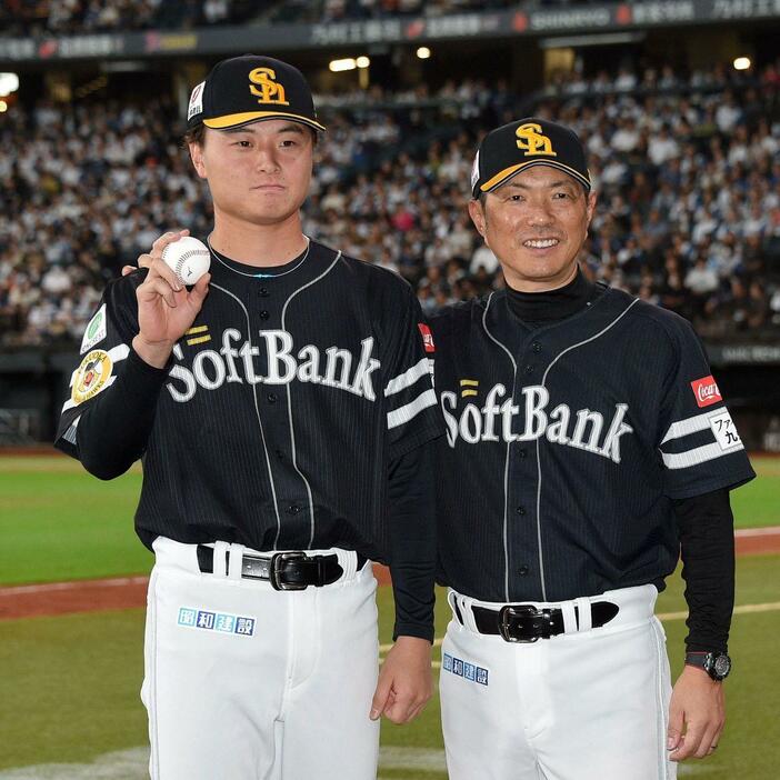 プロ初勝利を挙げ、ウイニングボールを手に小久保監督（右）と記念写真に納まる前田純（撮影・冨永豊）