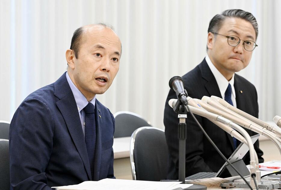 岸田首相らとの面会を終え、記者会見する長崎市の鈴木史朗市長（左）と長崎県の大石賢吾知事＝21日午後、東京都千代田区