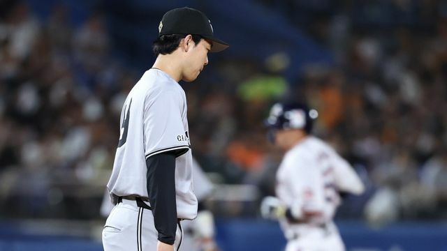 初回に3ランを浴び下を向く巨人の山崎伊織投手(写真：時事)