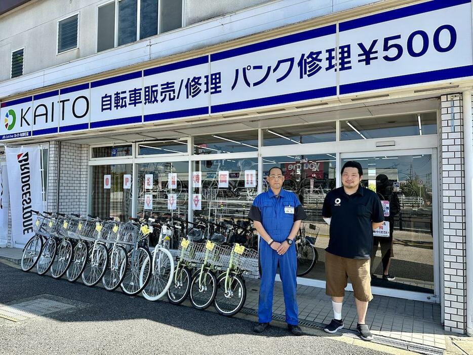 （左から）「サイクルショップKAITO佐賀与賀町店」の梅原英一郎店長、スタッフの杉山晟也さん