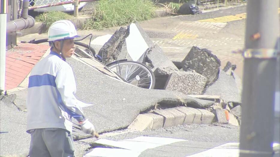 住民の避難続く中…道路陥没 復旧作業進む　広島市西区