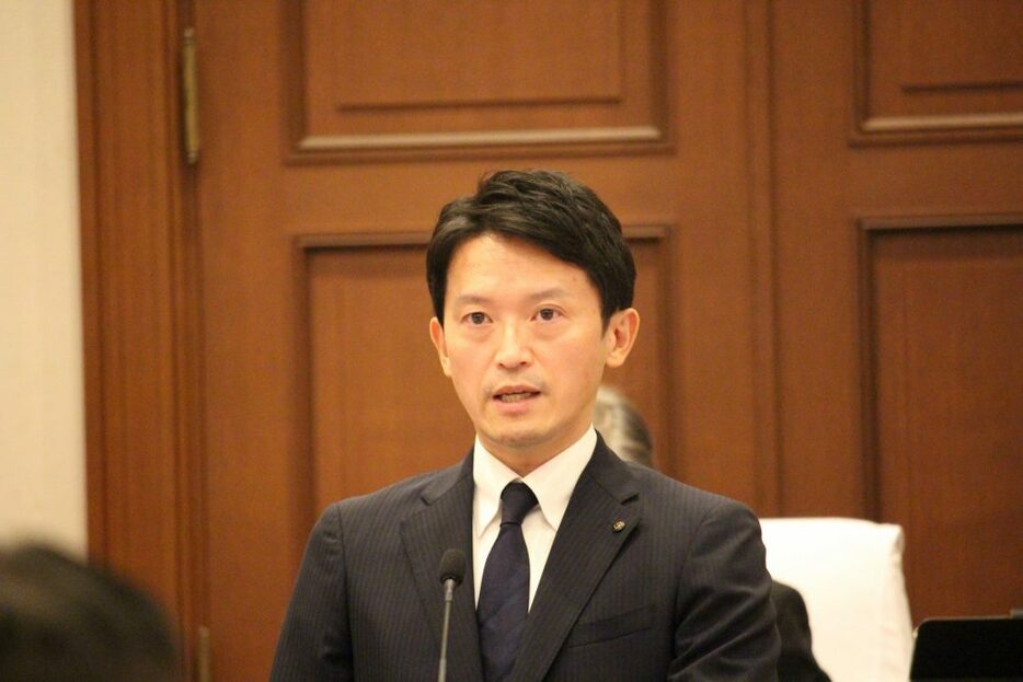 兵庫県議会議場で話す斎藤元彦・兵庫県知事〈2024年9月19日 神戸市中央区〉