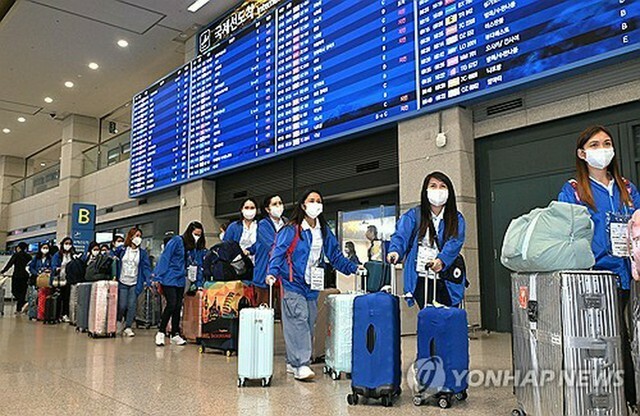 8月6日、仁川国際空港に到着したフィリピン人労働者＝（聯合ニュース）