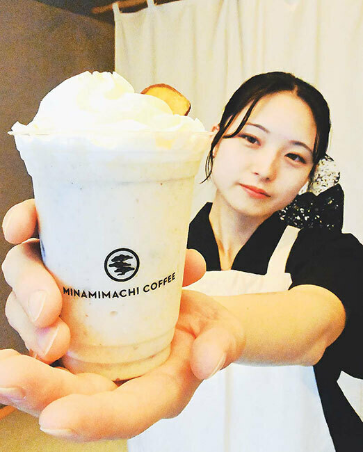 MINAMIMACHI　COFFEEが提供する観光客に人気の「焼いもラテ」（埼玉県川越市で）