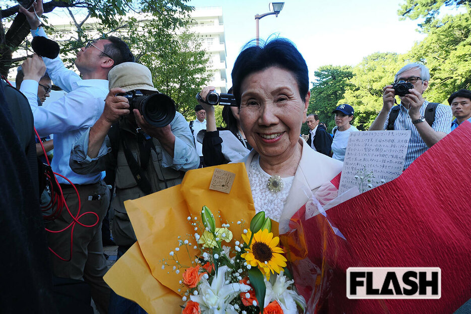 無罪判決後、支援者から花束を受け取った、袴田巌さんの姉・秀子さん（写真・梅基展央）