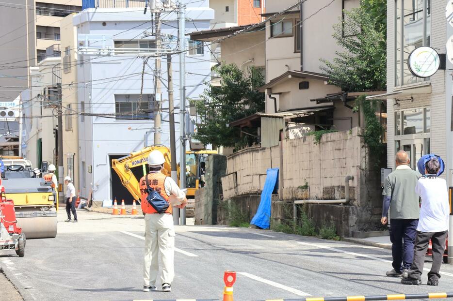 応急復旧工事が続く現場＝29日午後1時5分、広島市西区