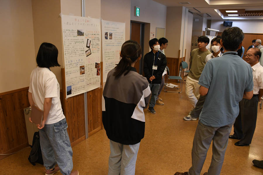 学生が地域住民に説明した