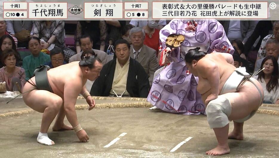 千代翔馬と剣翔。奥が行事の式守鬼一郎