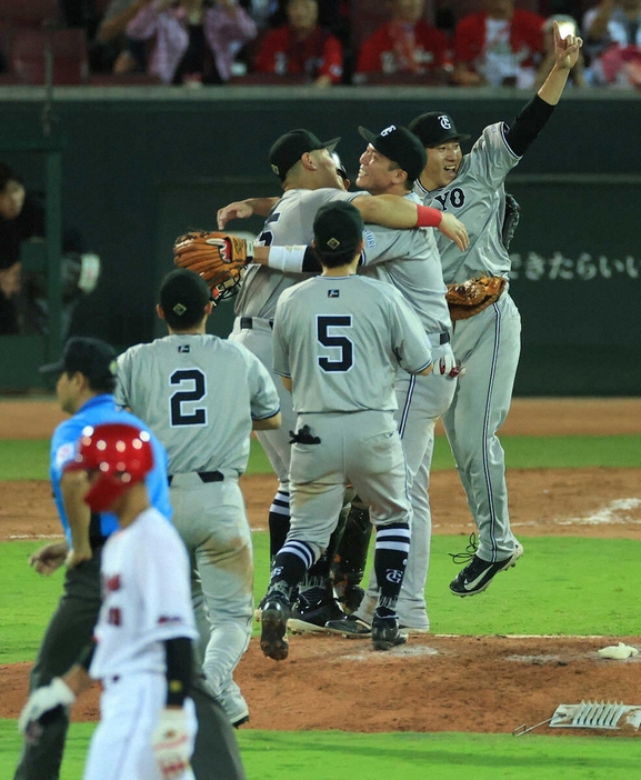 ＜広・巨＞優勝を決め、抱き合う岡本和と坂本（撮影・岸　良祐）