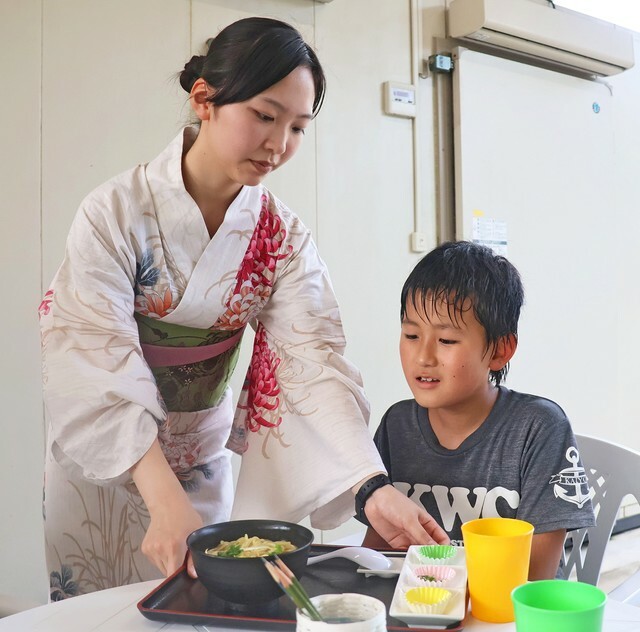 浴衣を着た生徒が接客を行い、家族連れらでにぎわった高校生レストラン（宮津市上司・海洋高）