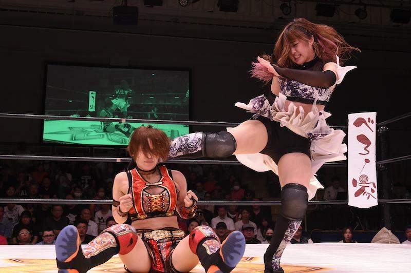 格闘技とプロレスの二刀流ファイターNØRIの蹴りが翔月なつみを襲う