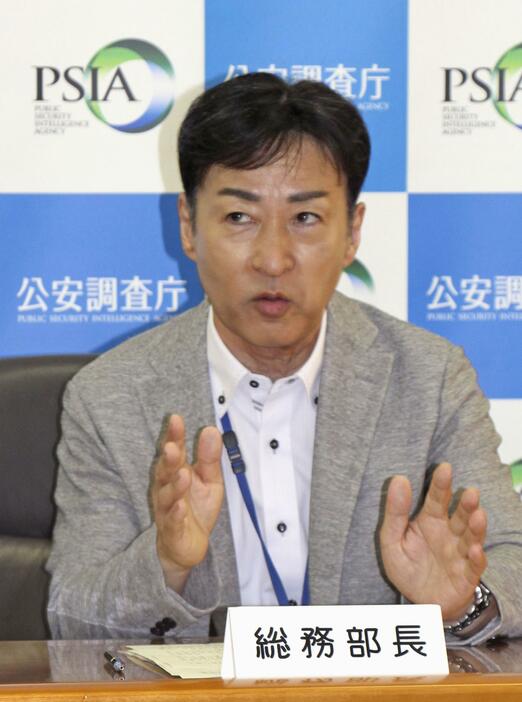 アレフについて取材に応じる公安調査庁の霜田仁総務部長＝2日午後、東京・霞が関