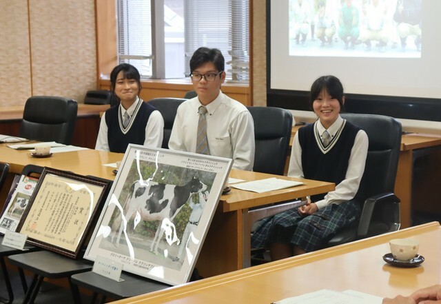 ホルスタインコンテストでの優勝を京都府知事に報告する農芸高の生徒たち（京都府庁）