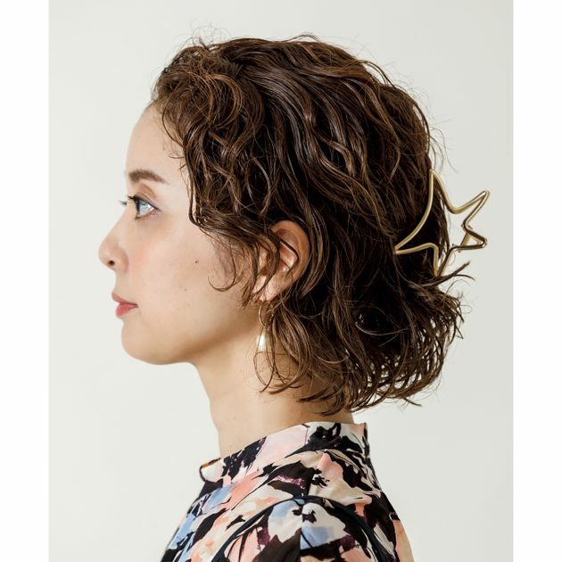 仕事をするときは髪が顔にかからないよう、ヘアクリップでハーフアップにまとめていることが多い。