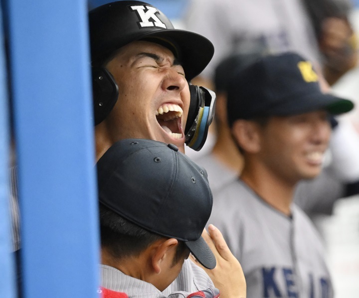 慶大・清原は土壇場で同点アーチを放ち、一塁ベンチへと戻ると、絶叫した[写真=矢野寿明]