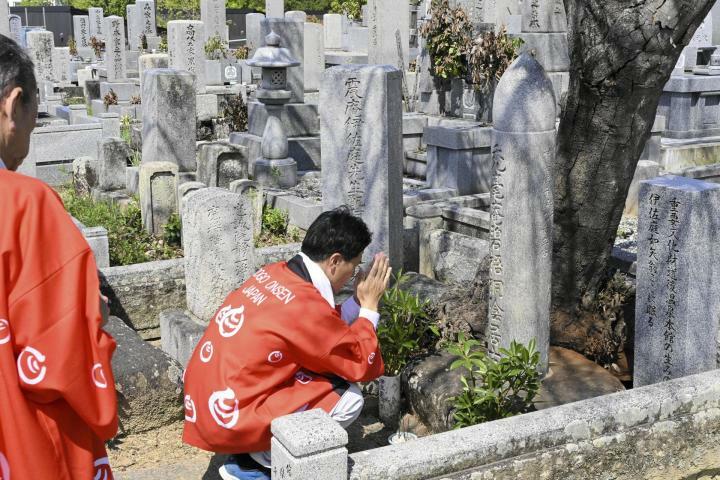 伊佐庭如矢の命日に墓前で手を合わせる松山市道後地区の事業者ら