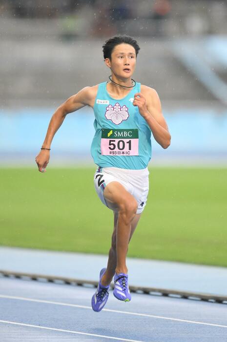 　男子１００ｍ予選６組、雨の中の力走で準決勝進出を決めた筑波大・鵜沢飛羽（撮影・伊藤笙子）