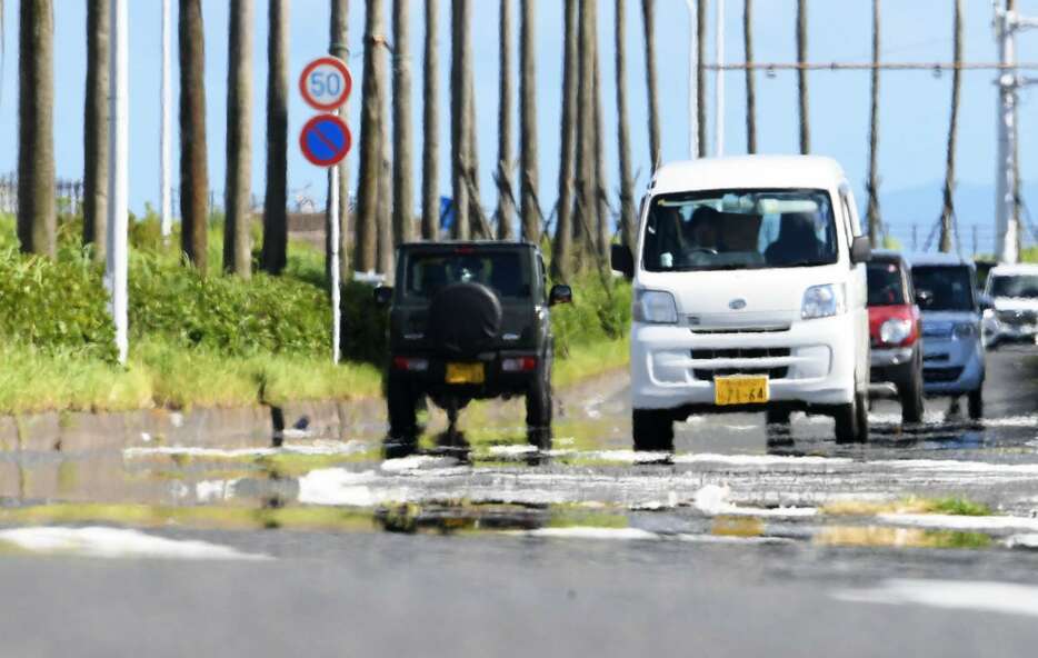 強い日差しで路面にできた「逃げ水」現象＝７月、鹿児島市錦江町