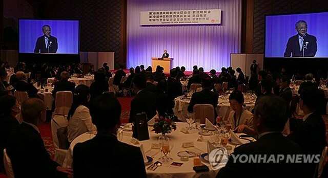 10日に開かれた夕食会であいさつする柳仁村長官（文化体育観光部提供）＝（聯合ニュース）≪転載・転用禁止≫