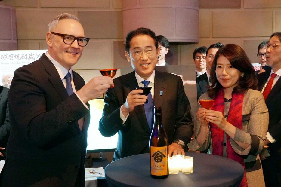 23日、米ニューヨークで、輪島塗の杯で日本酒を試飲する岸田首相（中央）ら（共同）