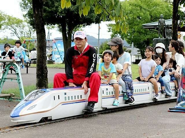 ミニ北陸新幹線で“鉄道の旅”を楽しむ家族連れ＝クロスランドおやべ