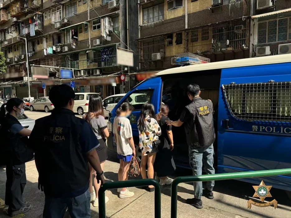 マカオ治安警察局による取り締まりで逮捕された女ら（写真：マカオ治安警察局）