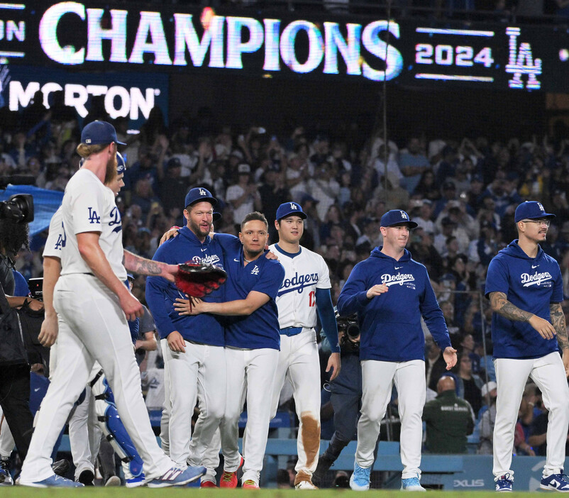 地区優勝を決め、チームメートを出迎えに行くドジャースの大谷（右から３人目）ら＝２６日、ロサンゼルス