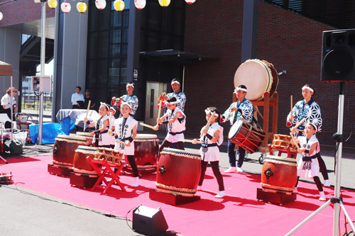 【和太鼓を演奏する「千子夫馬太鼓」のメンバーら＝桑名市の桑名駅東口広場で】