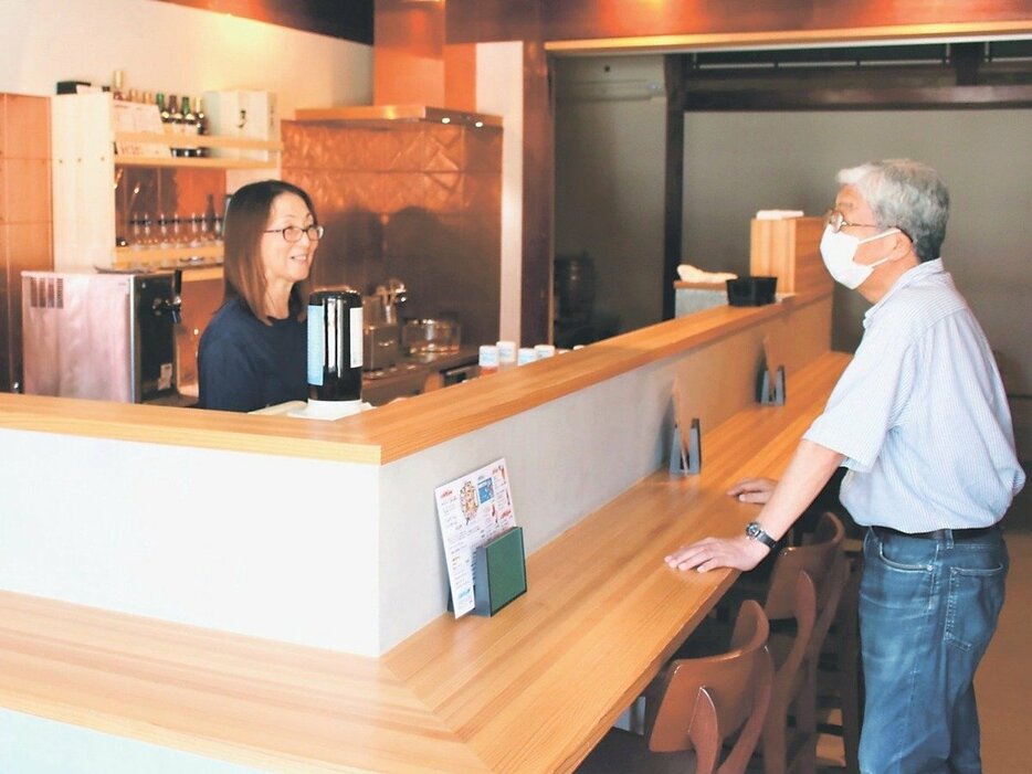 古民家で飲食店を開業する窪田さん（左）と、藤田事務局長