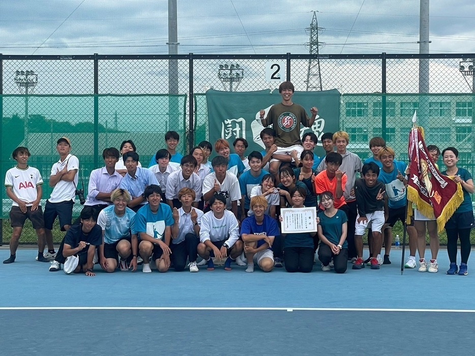 「令和6年度全日本大学対抗テニス王座決定試合北海道地区予選第57回北海道学生テニスリーグ」（1部：北海道・平岸庭球場）の1部リーグで男女揃って優勝を飾った北海道大学（写真提供◎北海道学生テニス連盟）