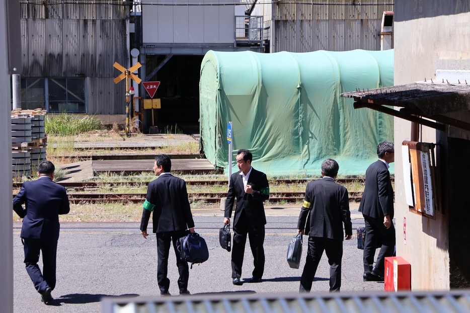 立ち入り検査のため、JR貨物の広島車両所に向かう国土交通省の職員