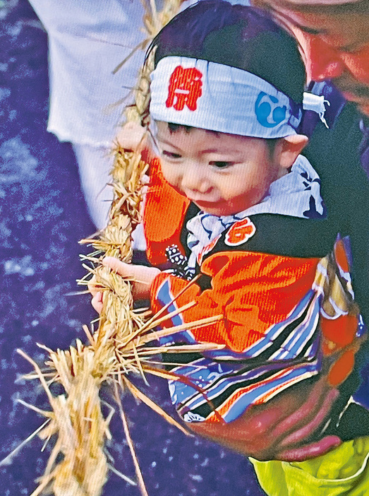 十五夜祭の綱引きで、懸命に綱を引く幼児＝17日、鹿児島県喜界町（提供写真）